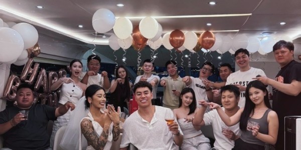 李添荣女友晒被求婚的现场照：爱的故事💐🤍💍 ​​​