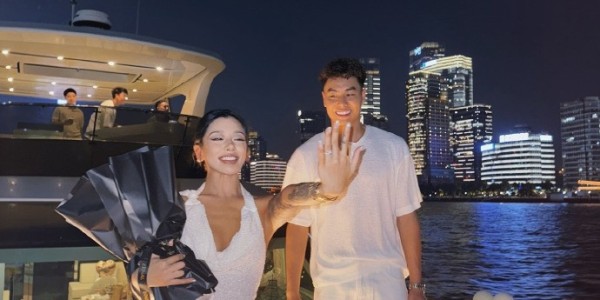 李添荣女友晒被求婚的现场照：爱的故事💐🤍💍 ​​​