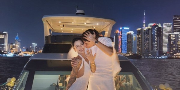 李添荣女友晒被求婚的现场照：爱的故事💐🤍💍 ​​​