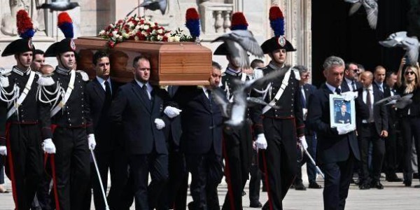 开云体育最新网址-意大利为贝卢斯科尼国葬，米兰球迷送别最伟大主席