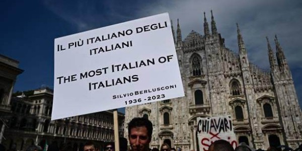 开云体育最新网址-意大利为贝卢斯科尼国葬，米兰球迷送别最伟大主席